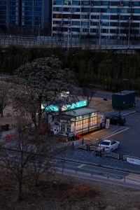 推荐悬疑剧集封面，夜间城市背景下侦探人物剪影，氛围压抑神秘，视频网站猜你喜欢推荐内容