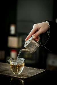 院线电影封面，电影质感光影对比强烈，主角在特殊光源下表情深沉，视频网站电影频道